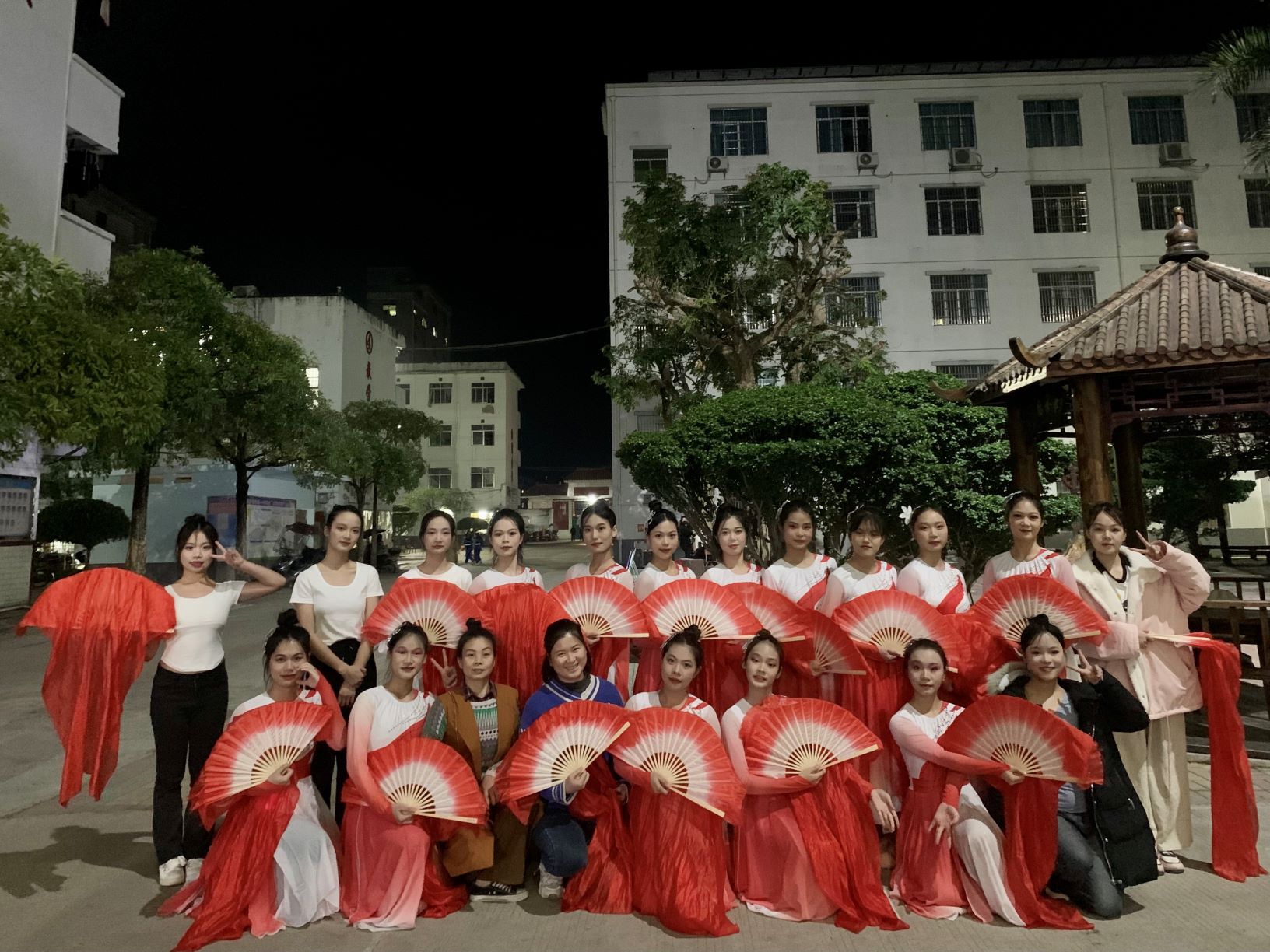 米兰(中国)到木乐一中绘画展示、参与晚会表演