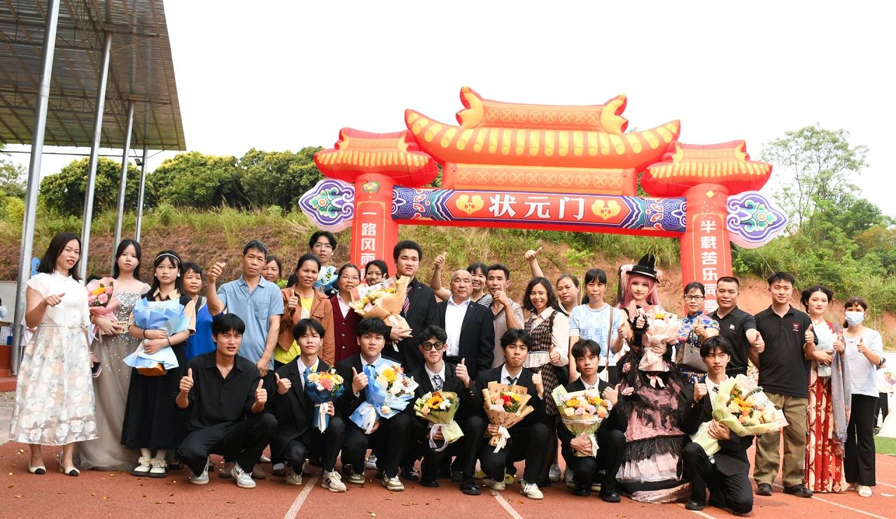 实现报效祖国的远大理想和抱负，我校隆重举行“十八而至正青春，挺膺奋进新征程”——2024届成人典礼仪式 丨 米兰(中国)